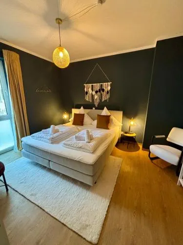 Klinik & Kurpark Parkplatz Barrierefreies Apartment Boxspringbett in Bad Oeynhausen, Deutschland