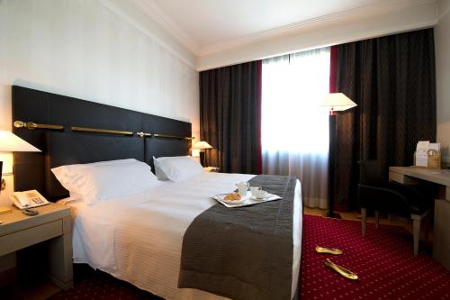 1 king bed, 2 sofa beds