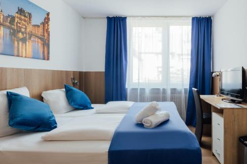 Bed, Hotel Hanseat Hamburg - Free Parking in Bergedorf