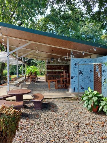 ห้องอาหาร, Karandi Hostel Uvita in อูบิตา