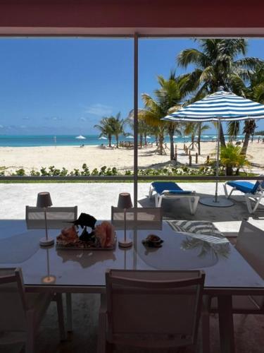 Bahama Beach Club Luxury 4 bedroom 3 bathroom Beachfron Condo in Treasure Cay
