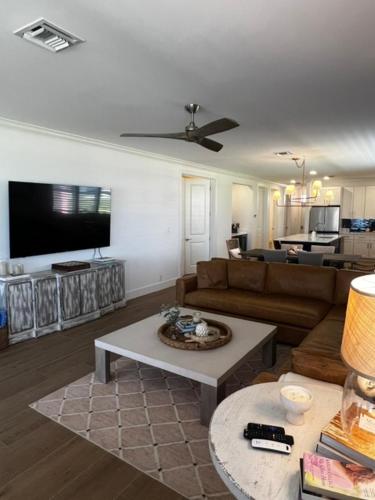 Bahama Beach Club Luxury 4 bedroom 3 bathroom Beachfron Condo in Treasure Cay