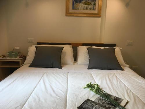 Nonna Lina Rooms - Tap to explore photos