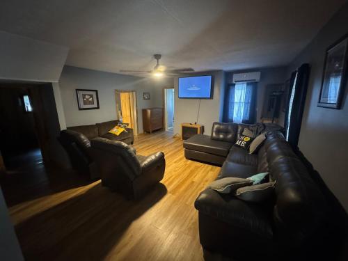 Koplietošanas atpūtas telpa ar TV, CreekSide Manor 4 Bedroom10 Beds in Reedsville (WV)