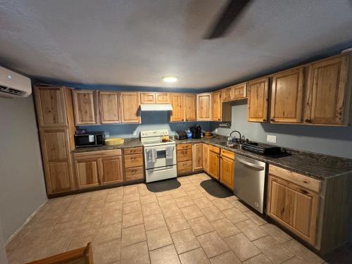 virtuve, CreekSide Manor 4 Bedroom10 Beds in Reedsville (WV)