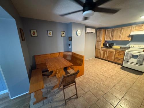 virtuve, CreekSide Manor 4 Bedroom10 Beds in Reedsville (WV)