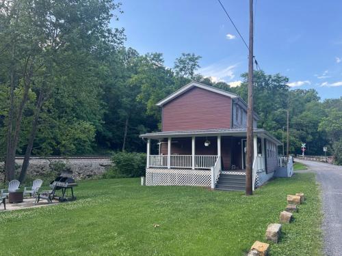 CreekSide Manor 4 Bedroom10 Beds in Reedsville (WV)