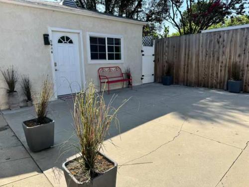 One Bedroom Central to Studios walk to NoHo West - image 2