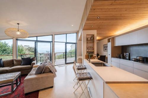 Ocean Views at Rapanui Lodge- 4BR Gem with Parking in Mount Pleasant