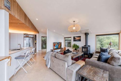 Ocean Views at Rapanui Lodge- 4BR Gem with Parking in Mount Pleasant