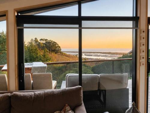 Ocean Views at Rapanui Lodge- 4BR Gem with Parking in Mount Pleasant