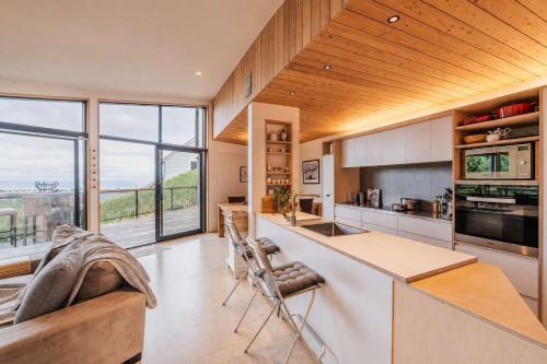 Ocean Views at Rapanui Lodge- 4BR Gem with Parking in Mount Pleasant