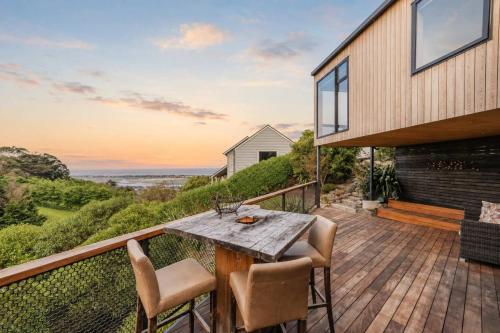 Ocean Views at Rapanui Lodge- 4BR Gem with Parking in Mount Pleasant