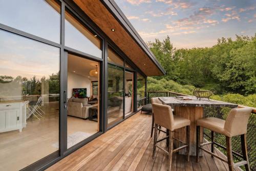Ocean Views at Rapanui Lodge- 4BR Gem with Parking in Mount Pleasant