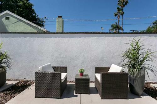 Downtown Apartment w Patio Parking & Modern Kitchen - image 4