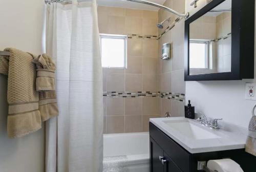 Downtown Apartment w Patio Parking & Modern Kitchen - image 5