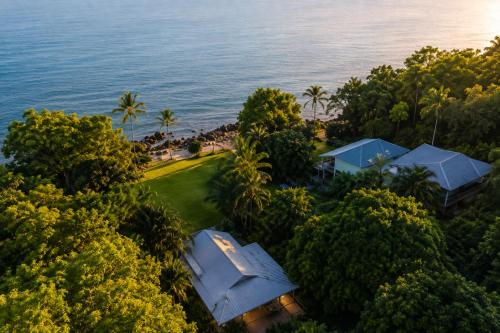 Cairns Beachfront Retreat in East Trinity