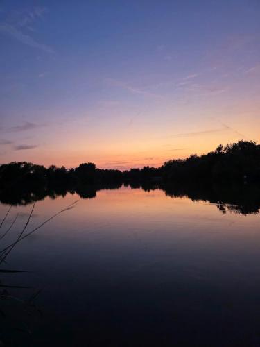 Lakeside Woking Retreat in Woking