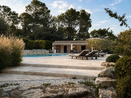 Charming, chic, secluded villa within walking distance from Lorgues