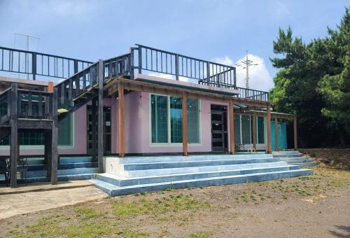 Jeju Ohu Guesthouse near Byeonggot-Oreum