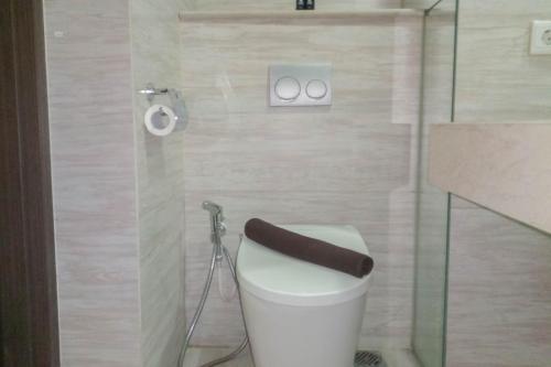 Elegant and Comfortable 1BR at Uttara The Icon Apartment By Travelio - image 5
