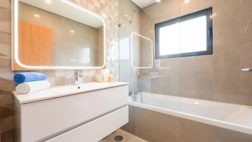 Villa Lion Beach - Moderna com Piscina Aquecível e BBQ - image 3