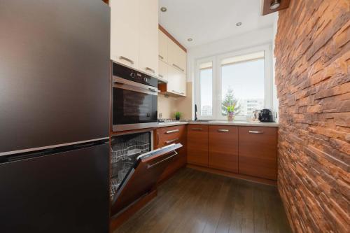 Practical Family Apartment with 2 Bedrooms a Few Minutes From the Airport by Noclegi Renters - image 3