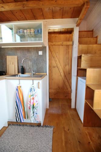 Konyha, Tiny house U Dlouháče (Tiny house U Dlouhace) in Ploskovice