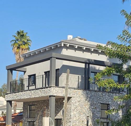 Stylish Rooftop Loft Near Tel Aviv & Airport in South Tel Alviv