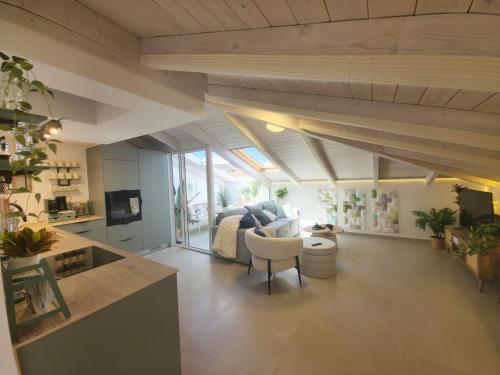 Stylish Rooftop Loft Near Tel Aviv & Airport in South Tel Alviv