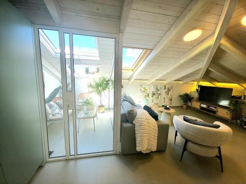 Stylish Rooftop Loft Near Tel Aviv & Airport in South Tel Alviv