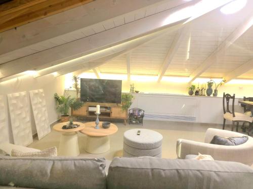 Stylish Rooftop Loft Near Tel Aviv & Airport in South Tel Alviv