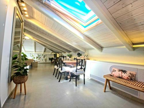 Stylish Rooftop Loft Near Tel Aviv & Airport in South Tel Alviv