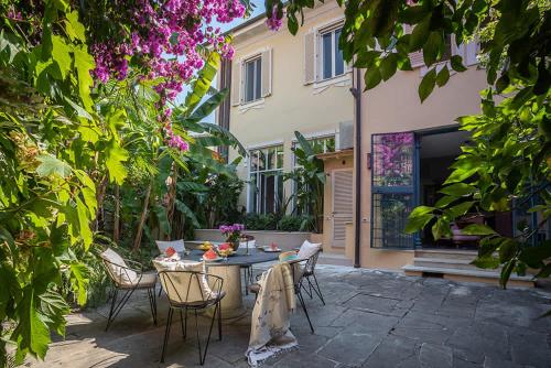 Garden Paradise Pietrasanta by Villaflair