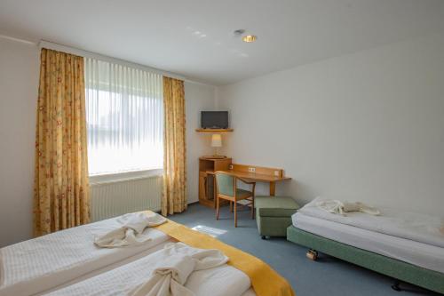 3 twin beds