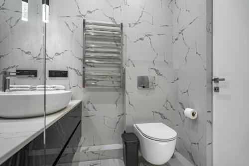 2-5 Novopecherski Lypky Verkhogliad 19b Kyiv centre panoramic city view 15 kW backup power Petrovdom Apartment - image 2