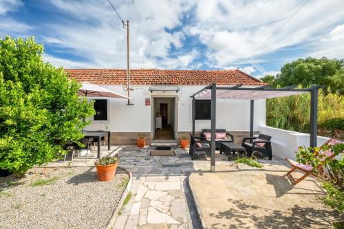 GuestReady - Quaint house with Patio gîte à louer Madre de Deus