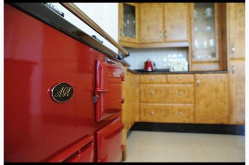 virtuve, Spacious bungalow sleeps 10 in Llangyndeyrn
