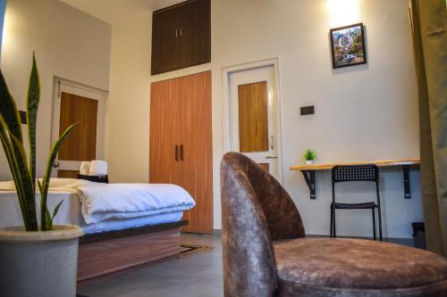 Karuna Court I Luxurious 2 BHK Flat I Fully Equipped I Jalukbari - image 2