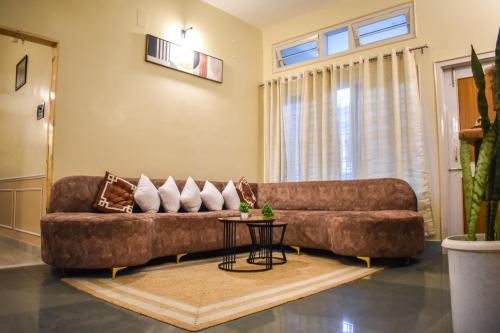 Karuna Court I Luxurious 2 BHK Flat I Fully Equipped I Jalukbari - image 5