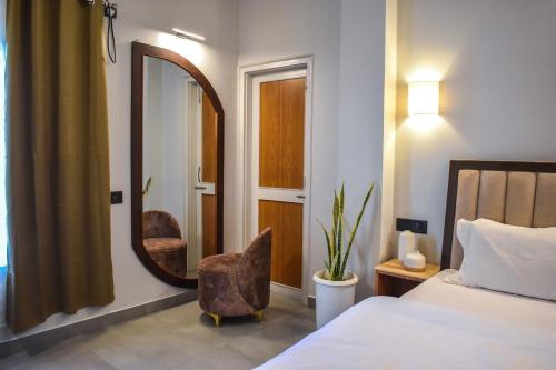 Karuna Court I Luxurious 3 BHK Flat I Fully Equipped I Jalukbari - image 2