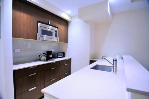 One-Bedroom King Suite image 7
