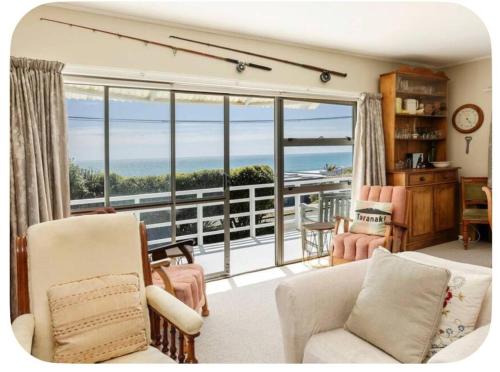 Oakura Beachfront Family Bach in Oakura