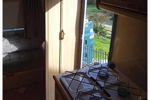1 Bed Caravan - Sleeps 2 - Parking - Wifi in Troedyraur