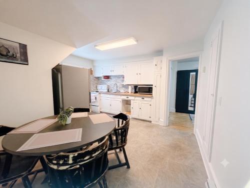 Centre of Wolfville 3rd Floor View 2BR & 3 Queen Beds in Wolfville (NS)