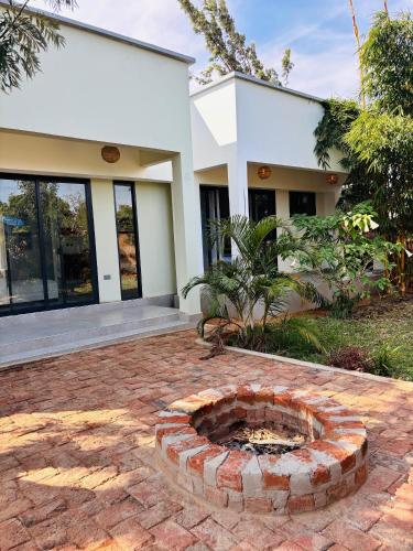 Bougainvillea House in Singida