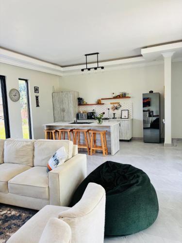 Bougainvillea House in Singida