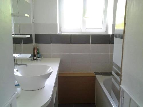 Vannas istaba, Maison agréable à Cambernon, 95 m², jardin (Maison agreable a Cambernon, 95 m², jardin) in Montcuit