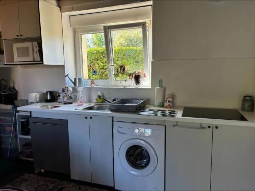 virtuve, Maison agréable à Cambernon, 95 m², jardin (Maison agreable a Cambernon, 95 m², jardin) in Montcuit