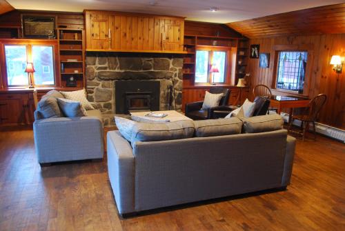 Koplietošanas atpūtas telpa ar TV, The Wilmington Inn in Vilmingtona (VT)